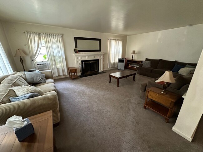 Photo - Frame House Duplex Unidad Upstairs Bedroom 3