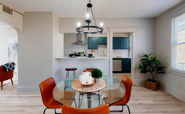 Luxury Unit Dining - Landmark Square Apartments