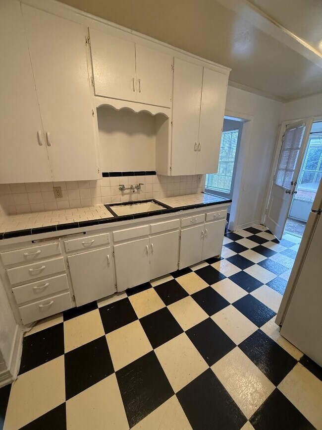 Photo - 2 Bed 1 Bath Duplex For Lease NOW!