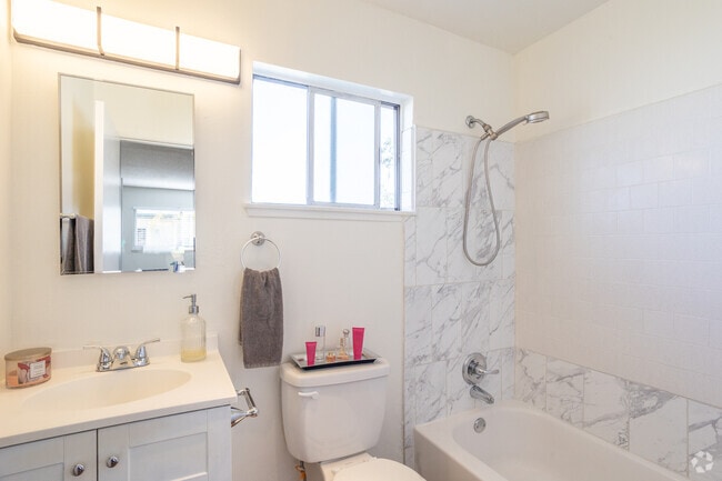 1BR, 1BA - 650SF - Bathroom