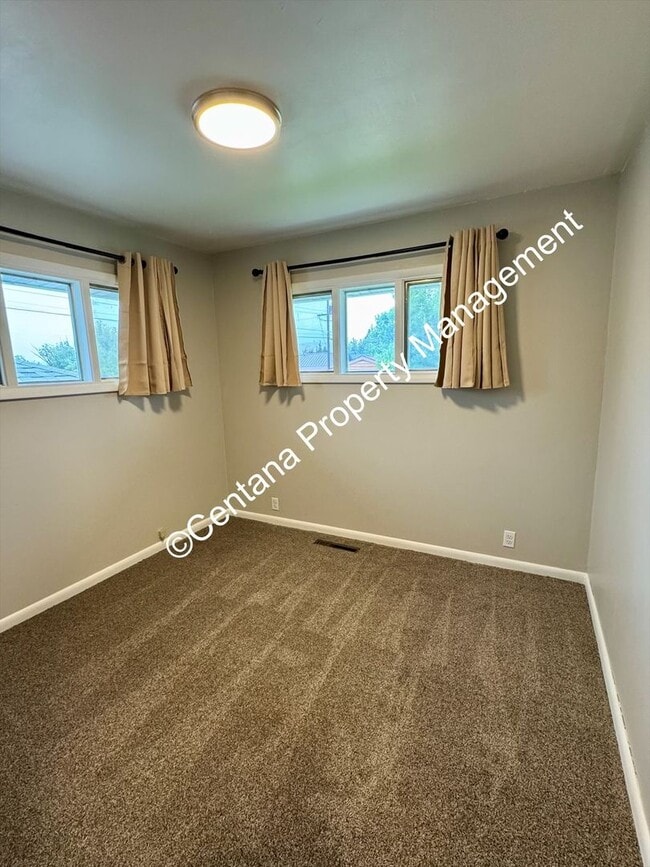 Photo - 400 S Clark St Unit Upstairs