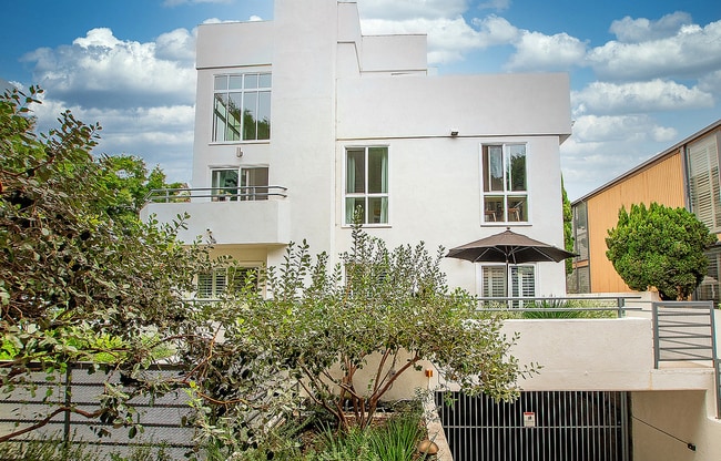 Building Photo - 1139 Yale St Rental