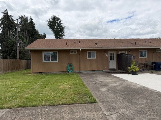 Building Photo - Updated 3 bedroom 1 bath duplex in Junction City!