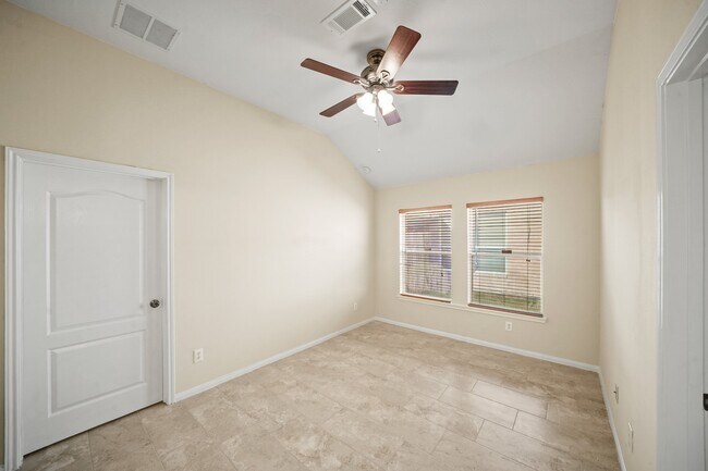 Building Photo - 17915 Pinewood Green