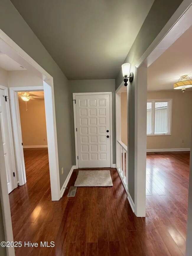 Photo - 107 E Baywood Ln