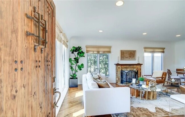 Photo - (Ellie:B) 900-902 Havenhurst Drive &amp; 8117 Willoughby Avenue Unit 902