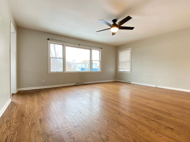 Photo - 3 Bedroom In Highland, IN