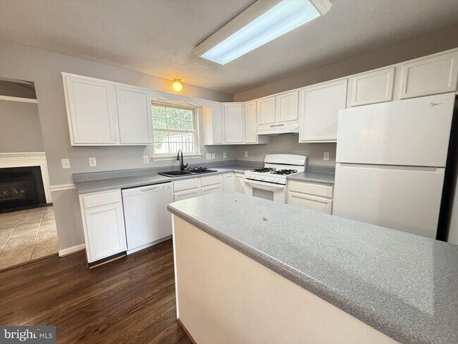 Photo - 301 Sutton Ct
