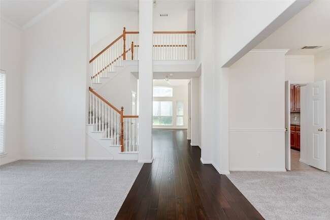 Photo - 915 Falcon Trail