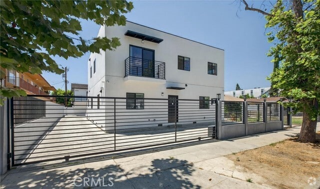 Building Photo - 14732 Gilmore St Unit 3 Rental
