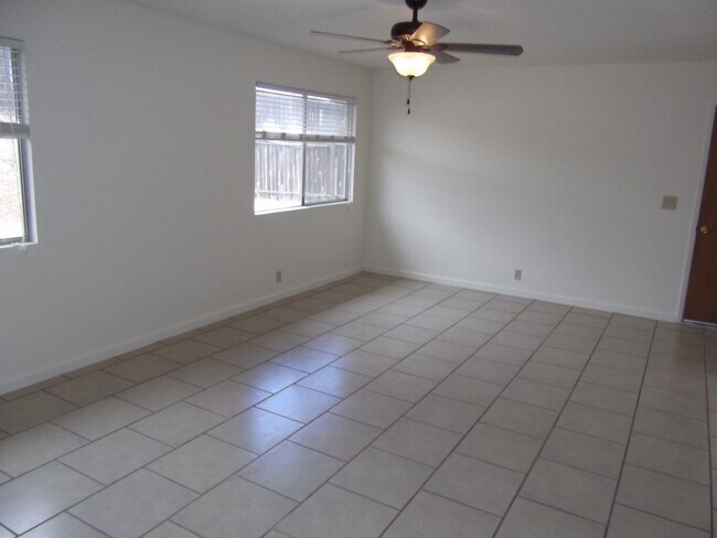 Photo - 616 Crosby Ln