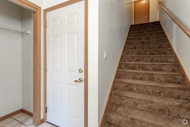 2BR Townhome - Entryway