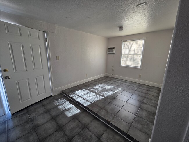 Building Photo - 302-371 71st St Unit 3