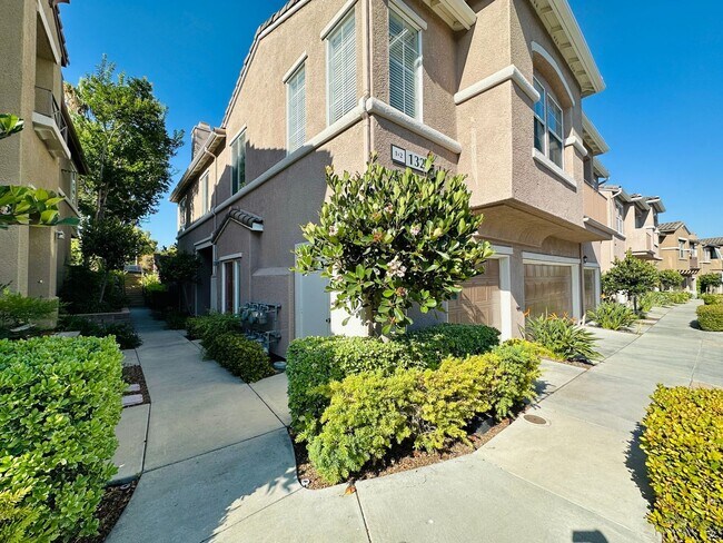 Building Photo - Beautiful Remodeled Townhome in Eastlake w...