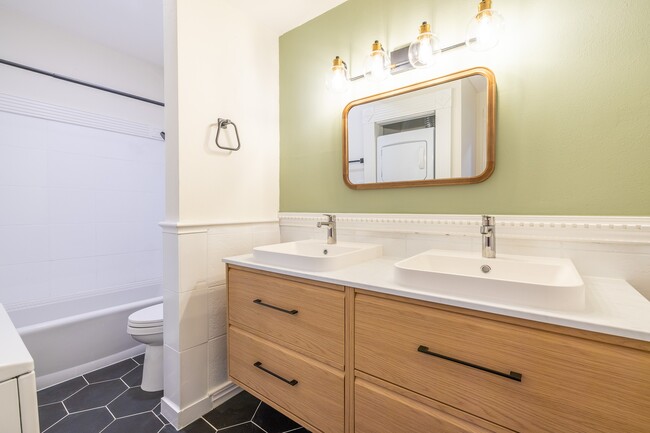 Building Photo - 10049 Westpark Dr Unit 125