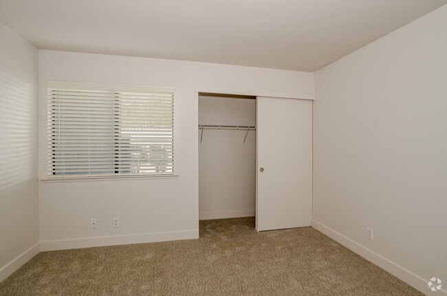 2BR, 2BA - 947SF