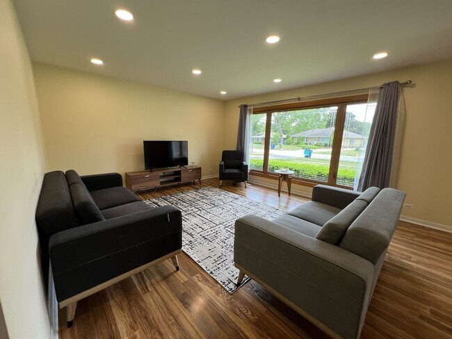 1431 E Emmerson Ln