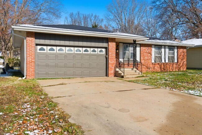 Photo - 3 Bedroom | 2 Bathroom | 2 Car Garage | Springfield MO | Fenced Back Yard!