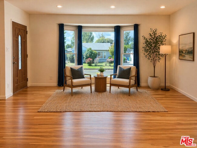 Photo - 17345 Hamlin St