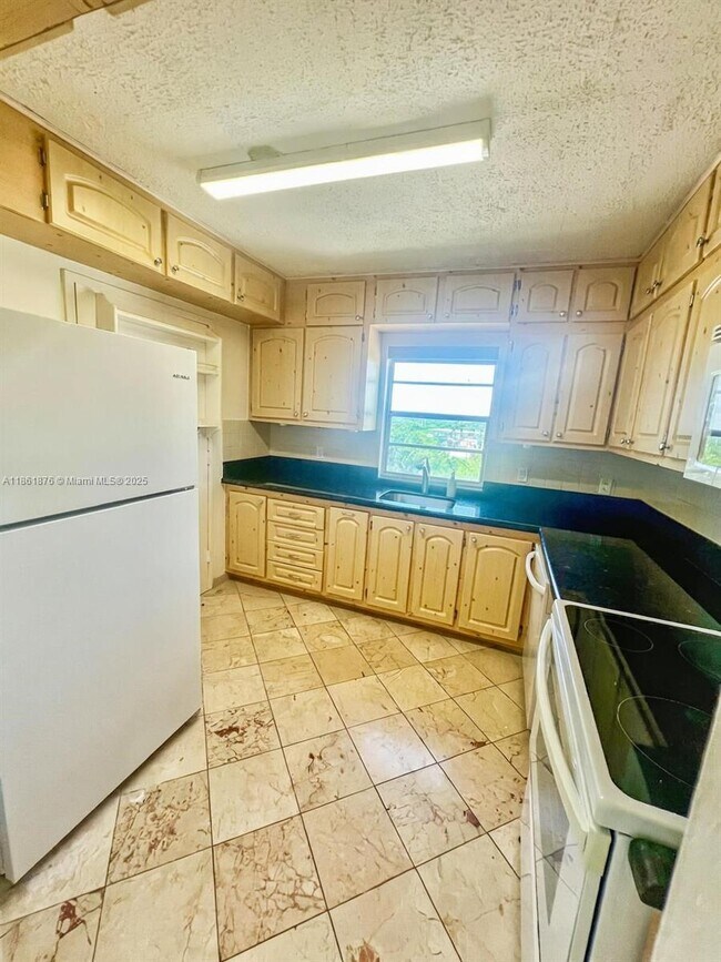 Photo - 2025 NE 164th St Unidad 716