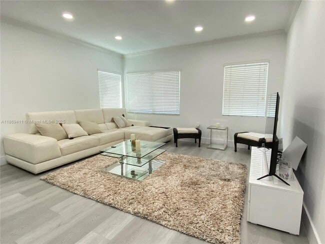 Building Photo - 311 SW 27th Ave Unit 3 Rental