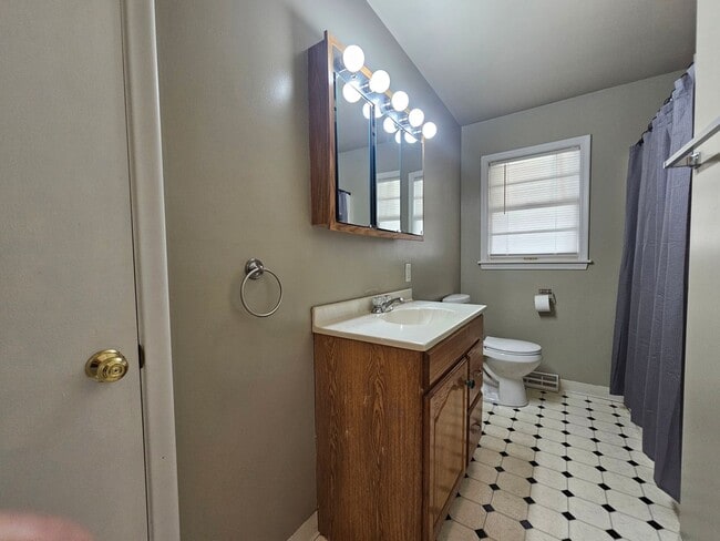 Photo - Great NE 3 Bedroom 2 Bath with Garage, close to shopping and I380 access