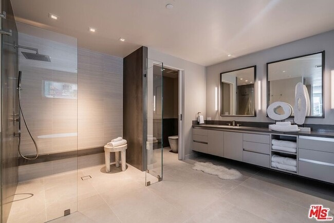 Photo - 2391 Roscomare Rd