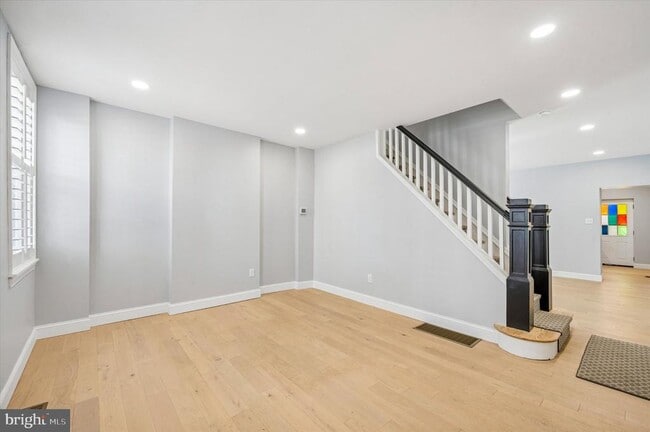 Photo - 4822 Ogle St