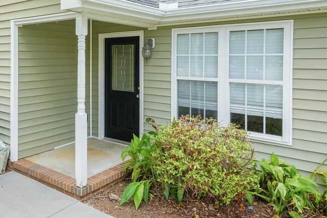 Building Photo - THREE BEDROOM HOME WITH LARGE YARD!