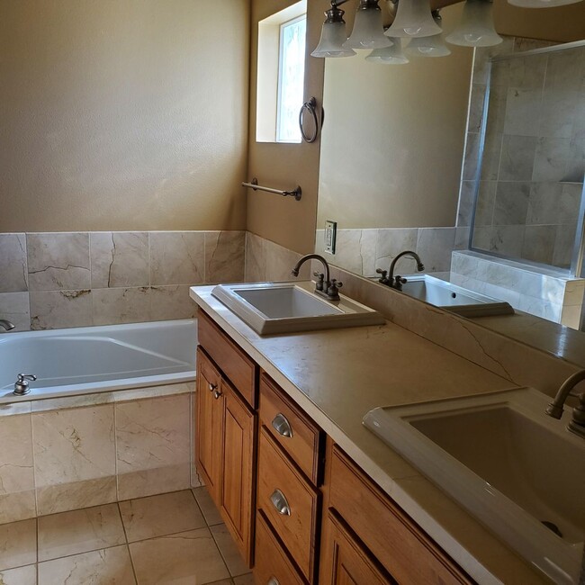 Photo - LARGE 3 BED 3 BATH TOWNHOME IN THE DESIRABLE POINTE NEIGHBORHOOD