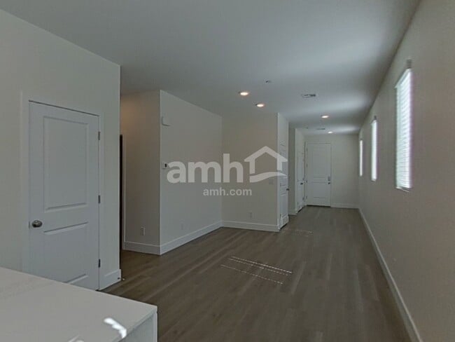 Photo - 893 English Primrose St