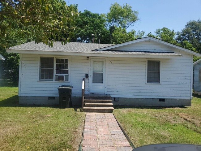 Building Photo - 2 Bedroom 1 Bath Just Renovated with New A...