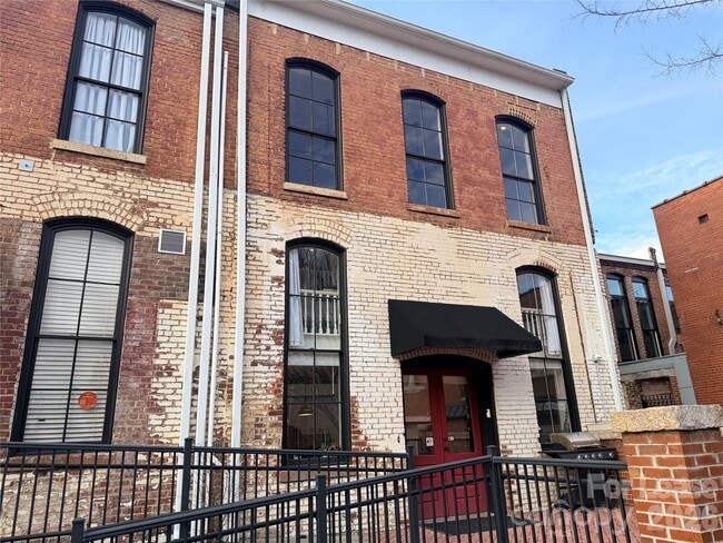 Building Photo - 113 N Main St Unit F