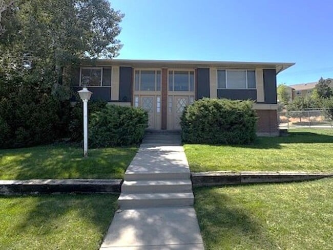 Building Photo - 3 Bedroom Townhome in Sandy!