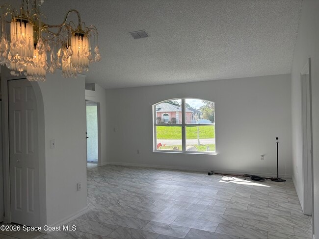 Photo - 443 Collings St SE