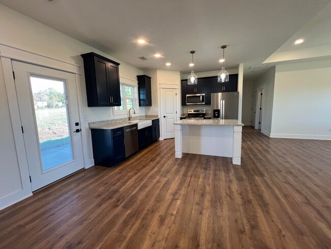 Photo - 308 Wolverine Way