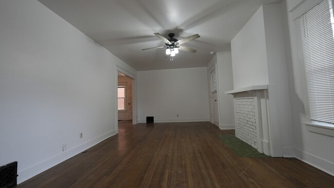 Entrada y sala de estar - 3838 Wyandotte St Unidad Lower
