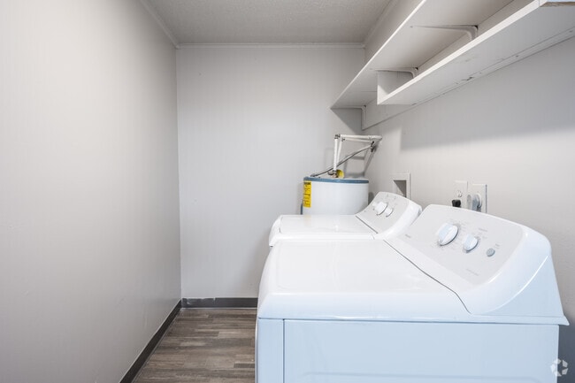 2 habitaciones, 2 baños, 864 pies cuadrados, lavandería