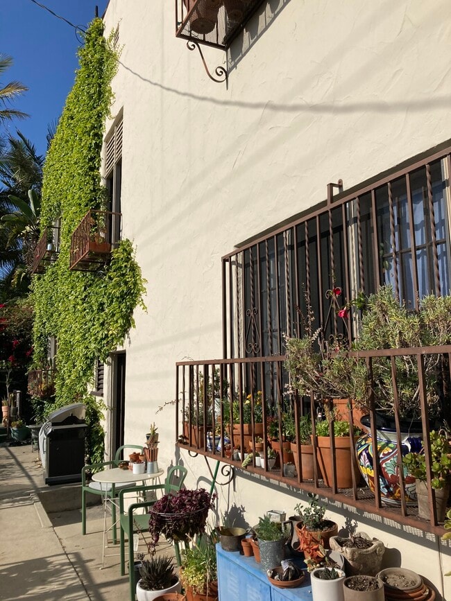 Photo - 425 N Sycamore Ave Unit 4