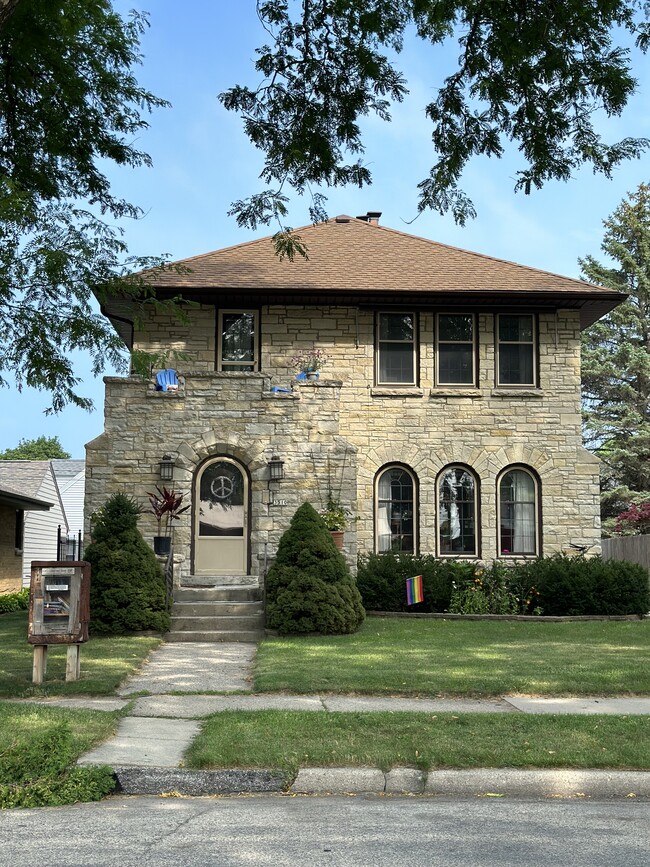 Building Photo - 3508 S Pine Ave Unit Upper