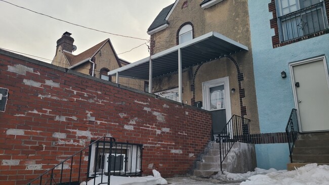 Building Photo - 210 Long Ln