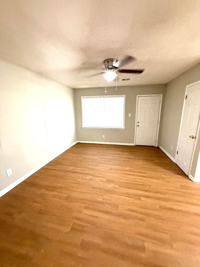 Photo - ** 3 Bed 2 Bath located off Woodley rd ** ...