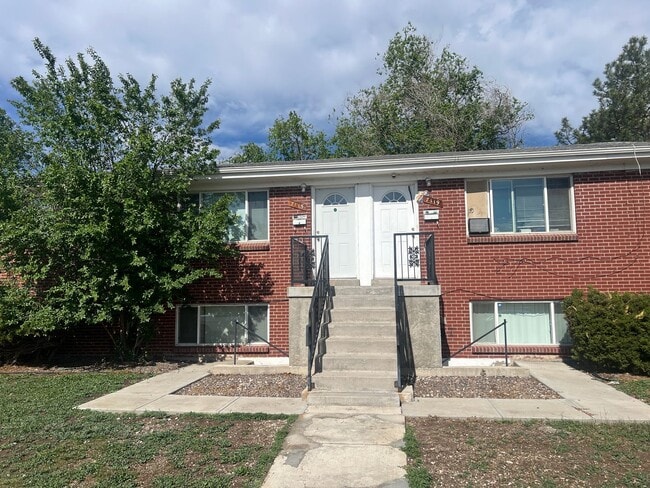 Building Photo - 2Bedroom 1Bathroom Top Floor Corner Unit 7115