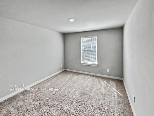 Photo - 710 Mickelson Way