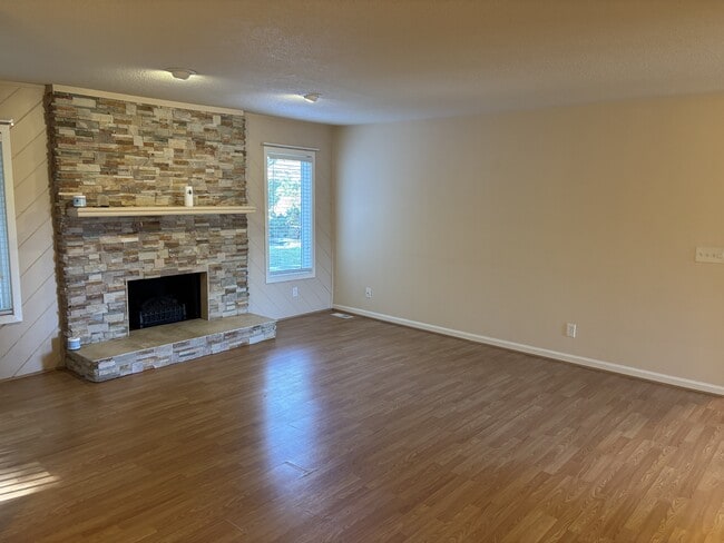 Photo - 176 Kinloch Ct