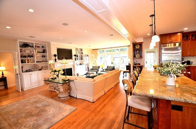 Building Photo - Charming Vacation Home, Furnished 4Bd/3.5Ba Home