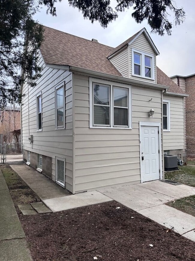 Building Photo - 65 Kilpatrick Unit Coach House