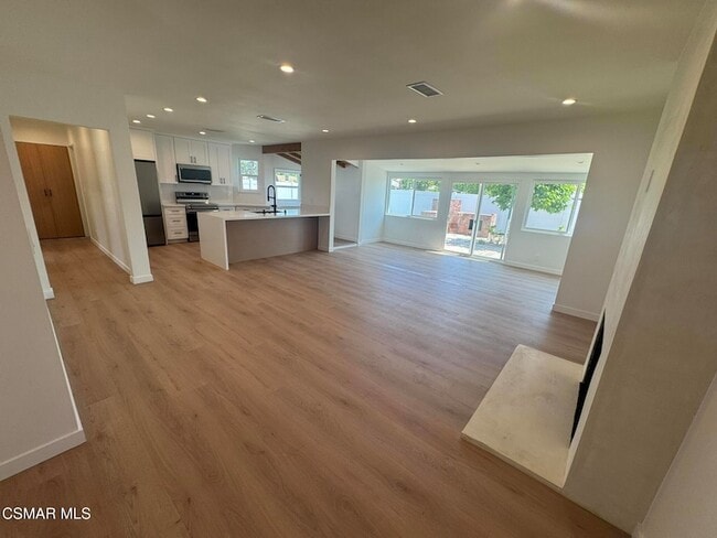 Photo - 21420 Chatsworth St