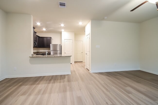 Photo - 582 Solomon Ln