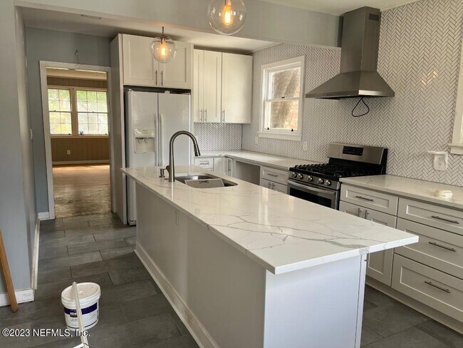 Photo - 1337 Menna St